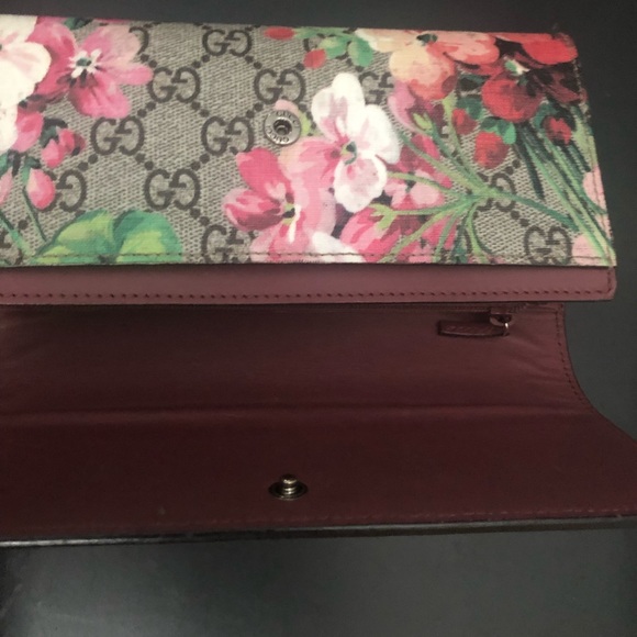 AUTHENTIC GUCCI FLORAL WALLET - Picture 3 of 4